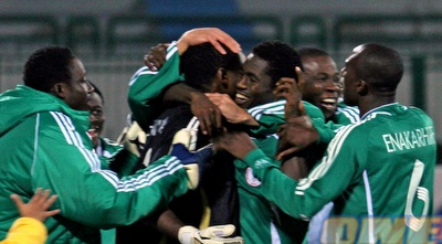 אניימה מקבל חיבוק מחבריו. ישראלים רבים יתמכו בו (רויטרס)