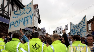 אוהדי פורטסמות´ מפגינים בעקבות הקשיים הכלכליים של המועדון (GettyImages)
