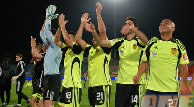 שחקני בית&qout;ר חוגגים בסיום (שי לוי)