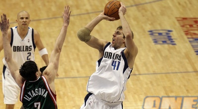 נוביצקי עולה לסל.  (GettyImages)