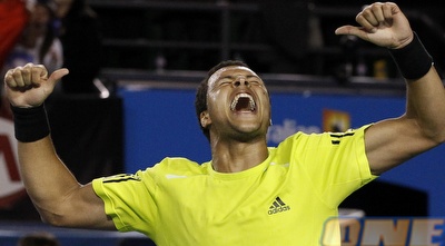 טסונגה חוגג ניצחון על ג´וקוביץ´ (רויטרס)