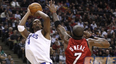 כריס בוש עולה לסל מול ג´רמיין אוניל (רויטרס)