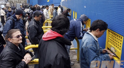 קונים כרטיסים (רויטרס) קונים כרטיסים (רויטרס)