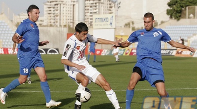 אסף בכר מול שני שחקני הגנה של בת ים (שי לוי)