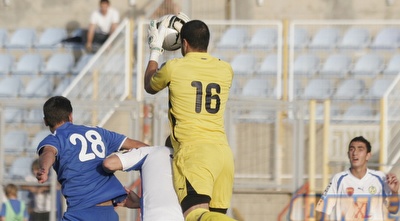 איתמר ניצן עולה לכדור גובה (שי לוי)