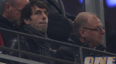 ואן ניסטלרוי צופה בחבריו מהיציע (GettyImages) ואן ניסטלרוי צופה בחבריו מהיציע (GettyImages)