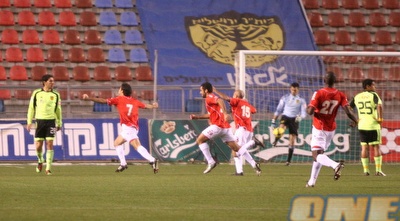 שחקני ב&qout;ש חוגגים עם חנן פדידה את היתרון (קובי אליהו)