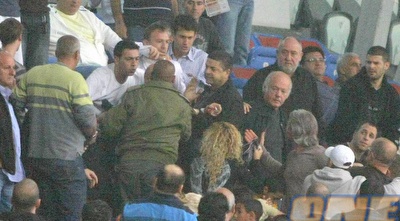 עיתומים ביציע בין חברי ההנלה של הפועל פ&qout;ת  (אמיר לוי)