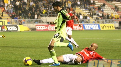 אבי ריקן עובר את אייל שן (קובי אליהו)