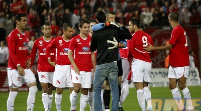 אנטבי מתקבל באהבה על ידי שחקני הפועל לפני המשחק (אמיר לוי)