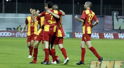 שחקני אשדוד חוגגים עם מקרייב (אלעד ירקון)