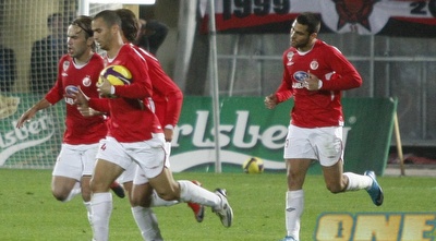 ורמוט מחזיר מהר את הכדור למרכז המגרש אחרי שצימק (אמיר לוי)