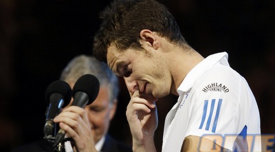 אנדי מארי בוכה במהלך הנאום (רויטרס)