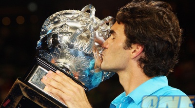 רוג´ר פדרר מנשק את הגביע הקדוש (GettyImages)