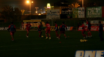 השחקנים מתחממים בזמן הפסקת החשמל באצטדיון לויטה (קובי אליהו)