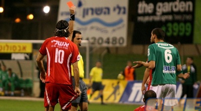 רמי דואני רואה את הכרטיס האדום (קובי אליהו)