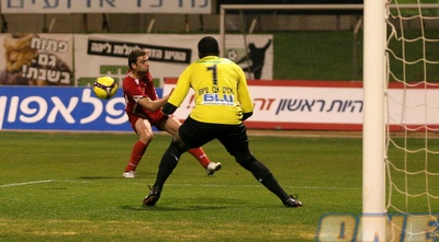 מאייבי מנסה לקלוט את הכדור (קובי אליהו)