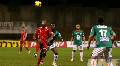 דוס סנטוס עם הכדור (קובי אליהו)