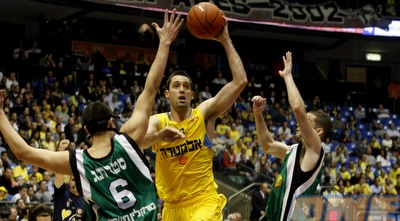 אידסון גובר על שחקני חיפה. (אמיר לוי)