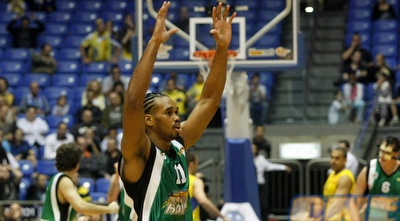 שחקני מכבי חיפה מרימים ידיים (אמיר לוי)