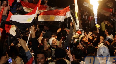 תושבי מצרים חוגגים (רויטרס) תושבי מצרים חוגגים (רויטרס)