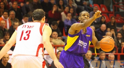 גרייבס מסמן משהו לחבריו. פורת צופה (עמית מצפה) גרייבס מסמן משהו לחבריו. פורת צופה (עמית מצפה)