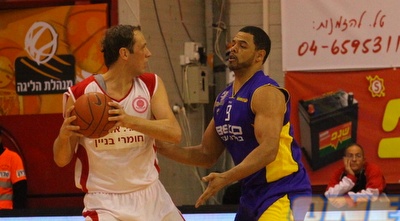 ג´אקס מביט בעיניו של תומאס (עמית מצפה) ג´אקס מביט בעיניו של תומאס (עמית מצפה)