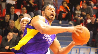 ג´ון תומאס עובר את הול בדרך לסל (עמית מצפה) ג´ון תומאס עובר את הול בדרך לסל (עמית מצפה)