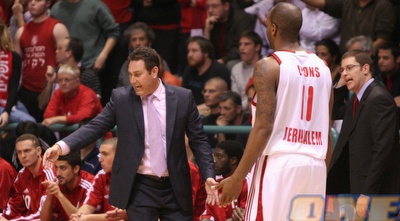 גודס עם ליונס. הפורוורד כבר היה בדרכו החוצה אך נשאר לבסוף (קובי אליהו)