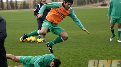דבאלשווילי מתחמק מגליץ&acute; במהלך האימון (אמיר לוי)