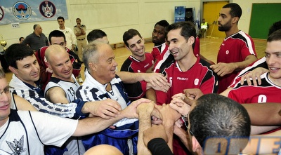 רענן כץ, השחקנים והקצינים לוחצים ידיים לפני המשחק (אלעד ירקון) רענן כץ, השחקנים והקצינים לוחצים ידיים לפני המשחק (אלעד ירקון)