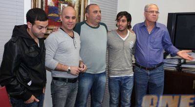 אייל גולסה עם יעקב שחר לאחר שחזר מלאציו (עמית מצפה)