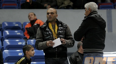 אייל גולן ביציע (שי לוי)