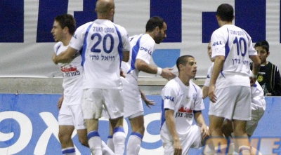 מכבי פ&qout;ת חוגגת סביב מרינקוביץ´ (אמיר לוי)