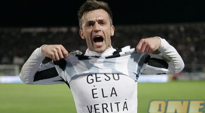 לגרוטלייה חוגג את השיוויון עם הכיתוב על החולצה: &qout;ישו הוא האמת&qout; (GettyImages)