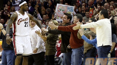 לברון והאוהדים (רויטרס) לברון והאוהדים (רויטרס)