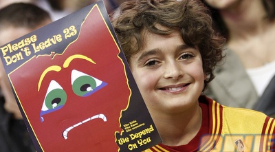 אוהד קליבלנד במהלך המשחק מול הניקס. רק שלברון לא יילך (רויטרס) אוהד קליבלנד במהלך המשחק מול הניקס. רק שלברון לא יילך (רויטרס)