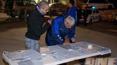 אוהדי הפועל פ&qout;ת חותמים על העצומה לקריאת האורווה על שם נחום סטלמך (שי לוי)