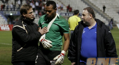 אג´ידה יורד מהמגרש עם סד שמחזיק את ידו (שי לוי)