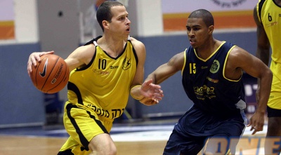 שמוליק ברנר מול ג&acute;ון שארפר (מנהלת הליגה)