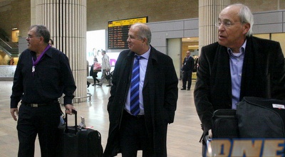 אבי לוזון ומוטל&acute;ה שפיגלר נוחתים בנתב&qout;ג מוורשה (קובי אליהו)