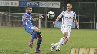 עמיר נוסבאום וחיים סאבי במאבק על הכדור (דרור עינב)