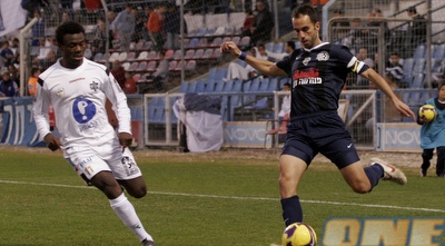 קובי גנון מרים כדור לרחבה (שי לוי)