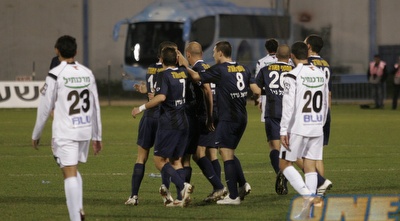 שחקני מכבי פ&qout;ת מברכים את טריאנוב (שי לוי)