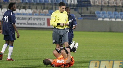 שי שטרית. השופט פעיל מאוד בתחילת המשחק (רועי גלדסטון)