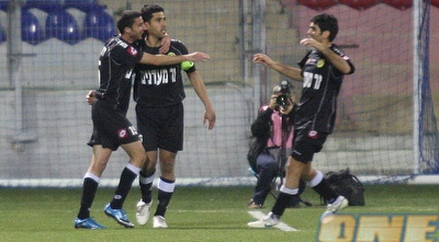 החברים מברכים את עטיה על שער השוויון  (גיא בן זיו)