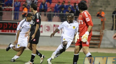 בית&qout;ר חוגגת (גיא בן זיו)