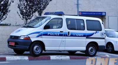 ניידת משטרה. השוטרים חוקרים את נסיבות התאונה (אלעד ירקון)