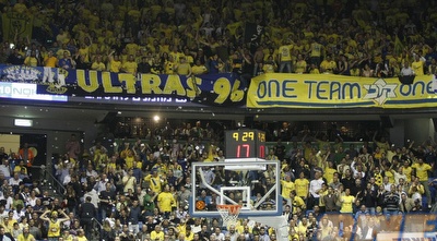 אוהדי מכבי ת&qout;א . מעריכים את הקפטן הצהוב (אמיר לוי) אוהדי מכבי ת&qout;א . מעריכים את הקפטן הצהוב (אמיר לוי)