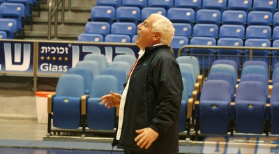 פיני גרשון משתעשע באימון (בעז גורן)